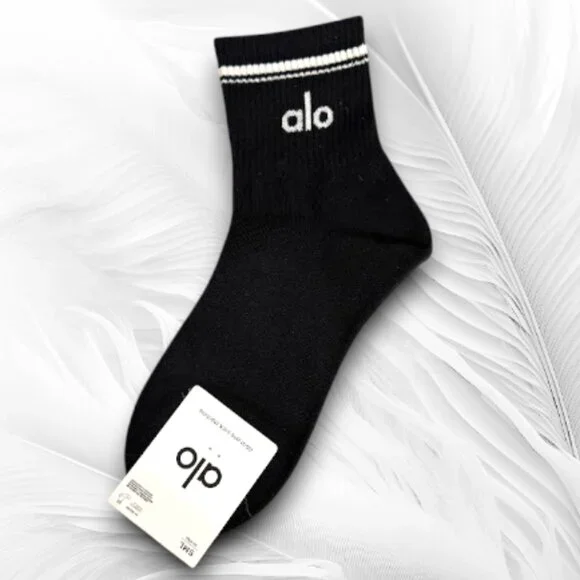 Alo Yoga Logo Crew Socks Black S/M NWT - Picture 1 of 5